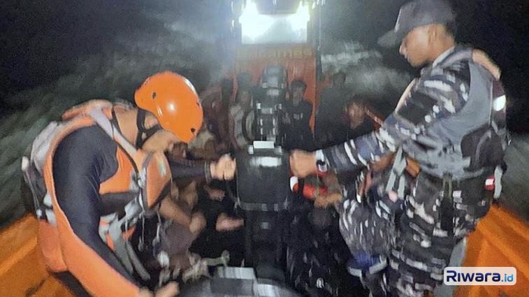 SAR gabungan TNI AL dan Basarnas menyelamatkan 8 awak perahu jukung yang tenggelam akibat cuaca buruk di perairan Nusa Lembongan, Bali, Selasa (14/4/2026) malam.